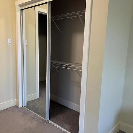 Spacious And Bright Large Suite With Separate Bathroom 列治文 外观 照片