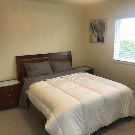Spacious And Bright Large Suite With Separate Bathroom 列治文 外观 照片