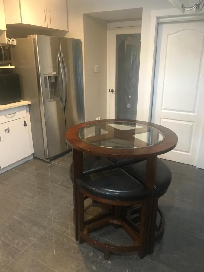 Spacious And Bright Large Suite With Separate Bathroom 列治文 外观 照片