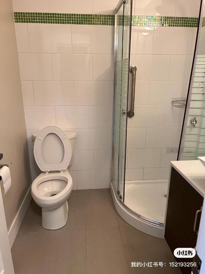 Spacious And Bright Large Suite With Separate Bathroom 列治文 外观 照片