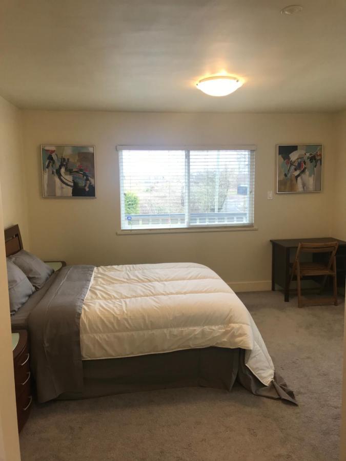 Spacious And Bright Large Suite With Separate Bathroom 列治文 外观 照片